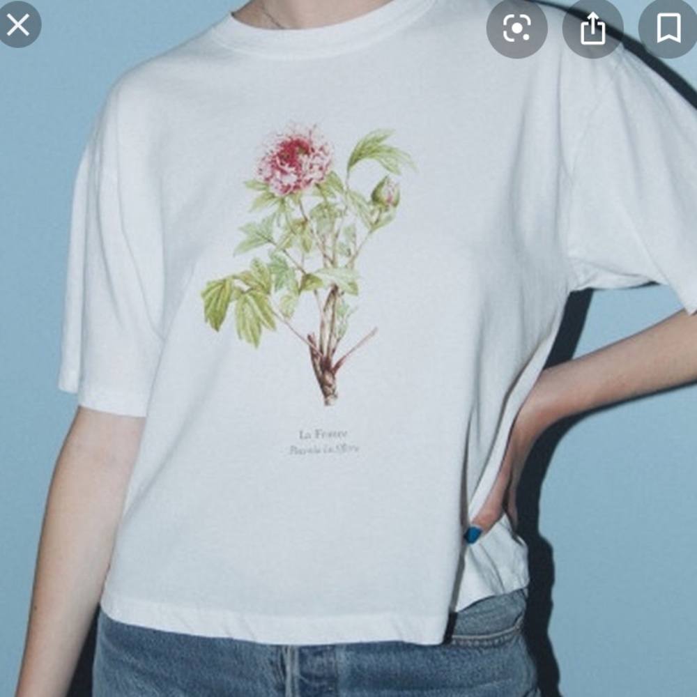 brandy melville graphic la france white flower top